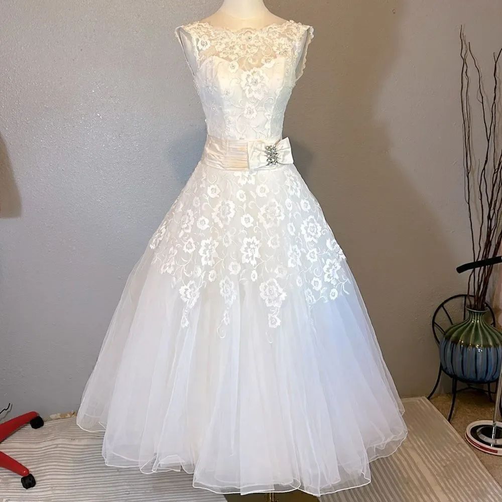Justin Alexander 8555 tea length embroidered wedding dress size 4 in ivory/nat
